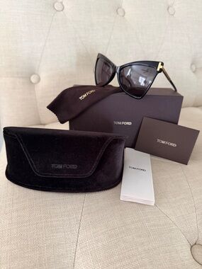 💯authentic Tom Ford Black Cat-Eye Sunglasses with Gold Accents